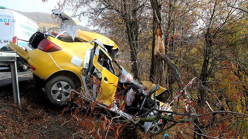 Ağaca çarpan taksi paramparça oldu; yolcu öldü, şoför ağır yaralı