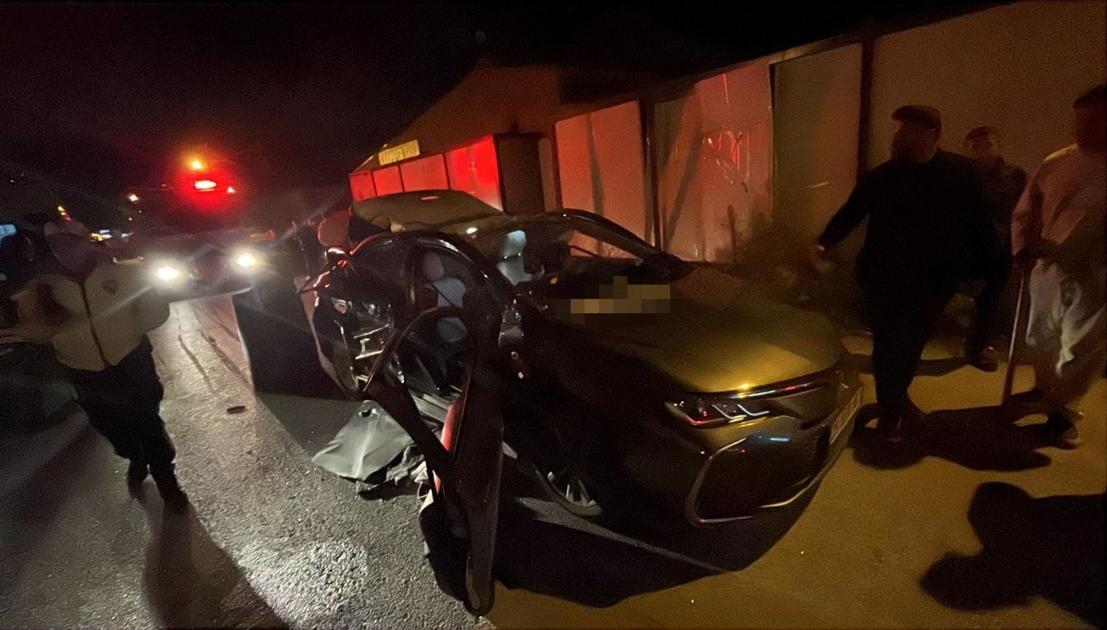 cakmak gazi tupu bomba gibi patladi otomobilin tavani ve camlari parcalandi I9N41zgO