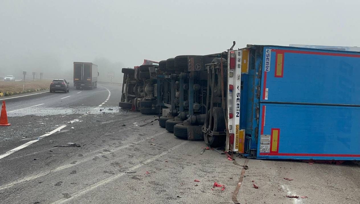 Devrilen TIR’ın sürücüsü yaralandı devrilen tirin surucusu yaralandi 11aYK5Yy