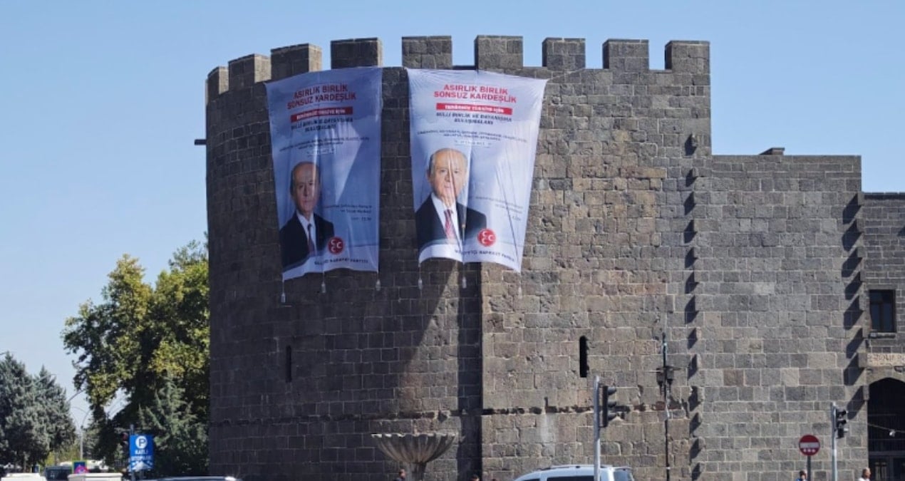Diyarbakır Surlarına Bahçeli posteri asıldı