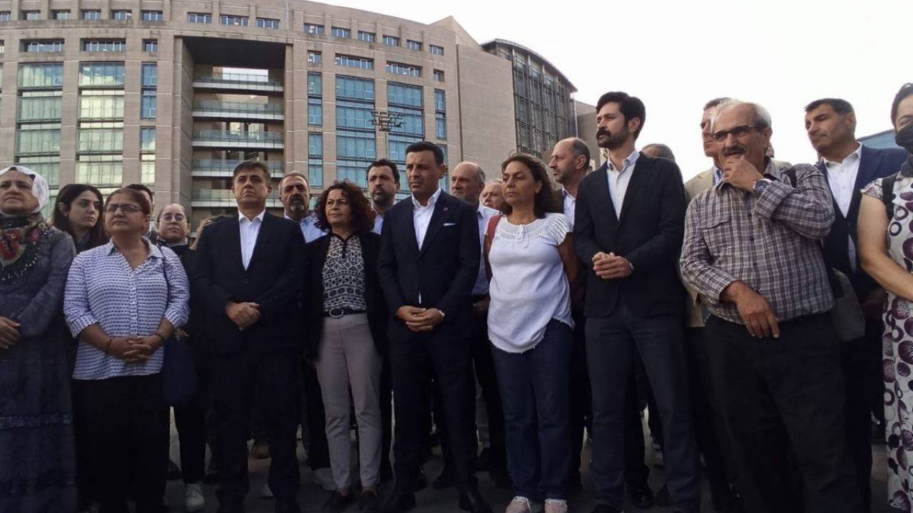 Dokuz kişinin tutukluluğuna devam kararı verilirken duruşma 27 Kasım’a ertelendi: ‘Kent uzlaşısı’ davasında bir tahliye dokuz kisinin tutukluluguna devam karari verilirken durusma 27 kasima ertelendi kent uzlasisi davasinda bir tahliye QnjUvPx6