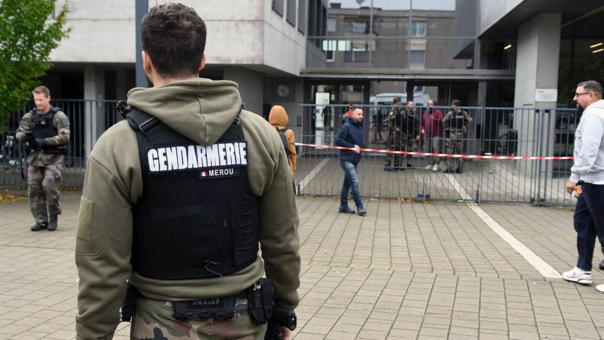 Öğretmenini bıçakladıktan sonra intihar eden 14 yaşındaki öğrenci hayatını kaybetti