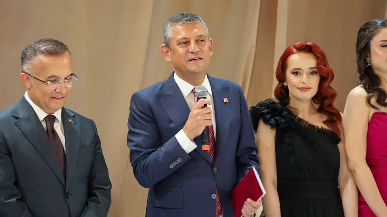 Özgür Özel, Gaziantep’te nikah törenine katıldı: ‘Hem kız tarafı, hem oğlan tarafı bizden’ ozgur ozel gaziantepte nikah torenine katildi hem kiz tarafi hem oglan tarafi bizden eZFcOm3h