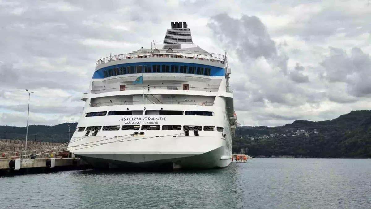 Astoria Grande Gemisi Amasra Limanı’nda Bakımda