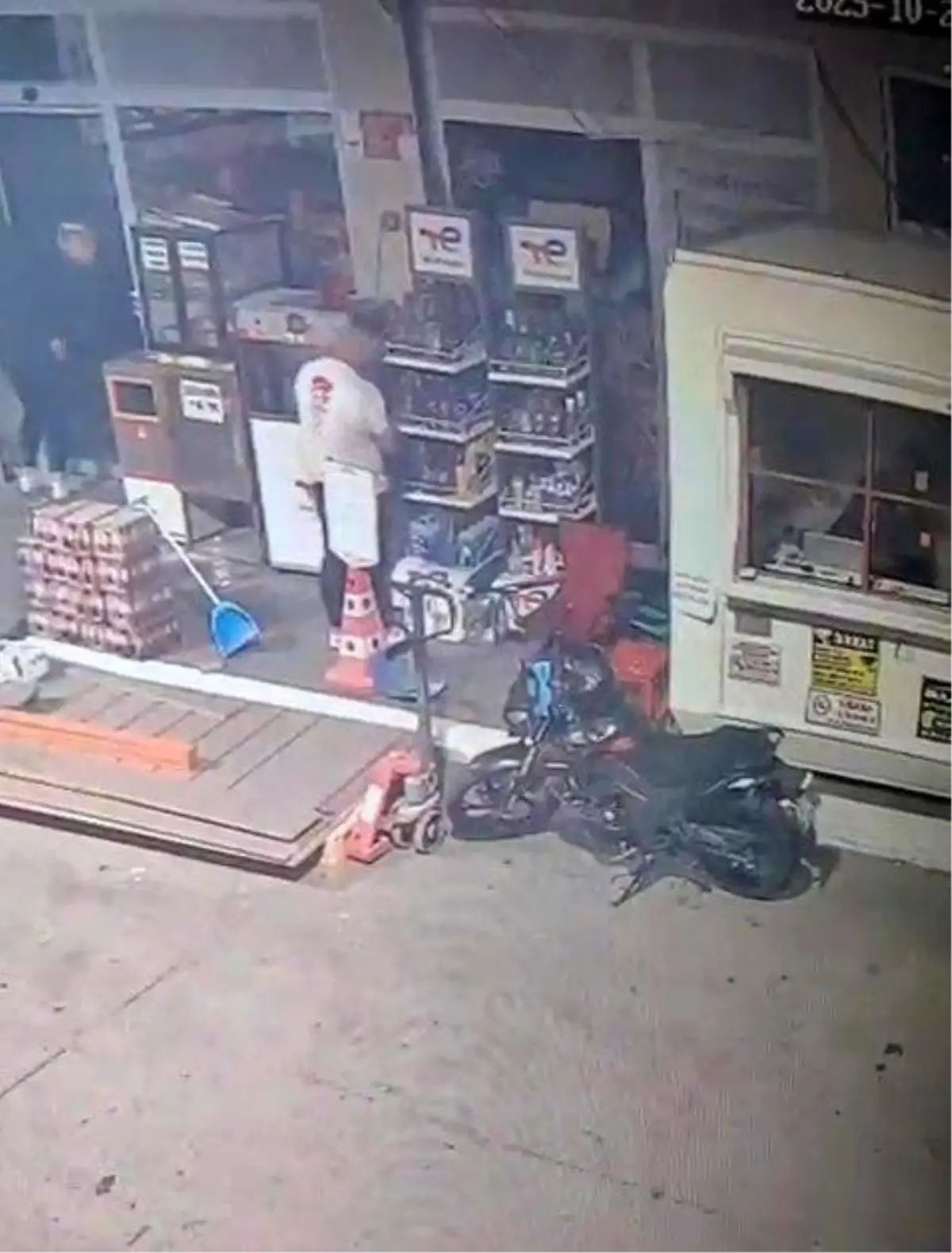 Denizli’de Akaryakıt İstasyonunda Hırsızlık Anları Güvenlik Kamerasında
