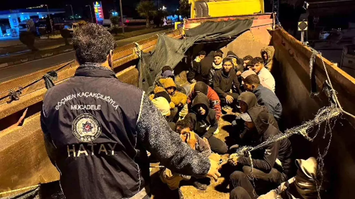 Hatay’da İnsan Taciri Hafriyat Kamyonunda 28 Kaçak Göçmenle Yakalandı hatayda insan taciri hafriyat kamyonunda 28 kacak gocmenle yakalandi bI77niwB.jpg