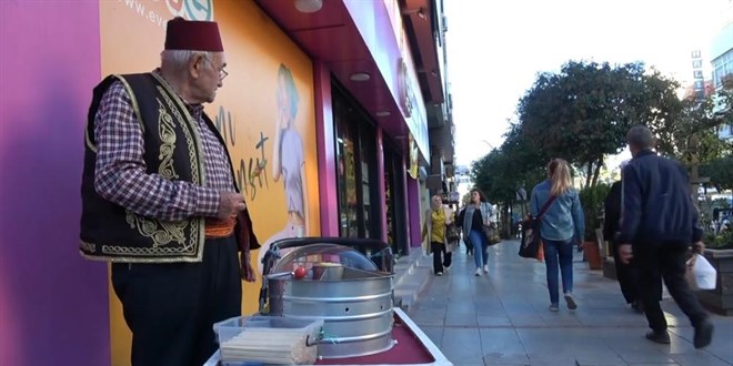 11 yaşında başladığı mesleğinde 65 yıldır sokaklarda 11 yasinda basladigi mesleginde 65 yildir sokaklarda g55yZpyT.jpg