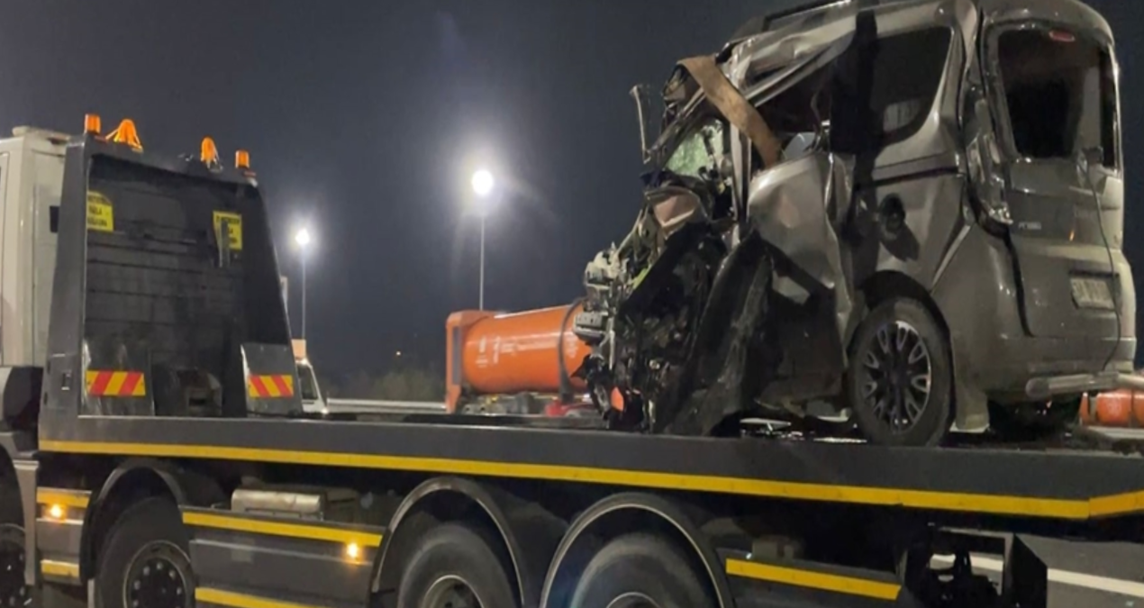 Arnavutköy’de feci kaza: Metal yığınına dönen araçta sıkıştı