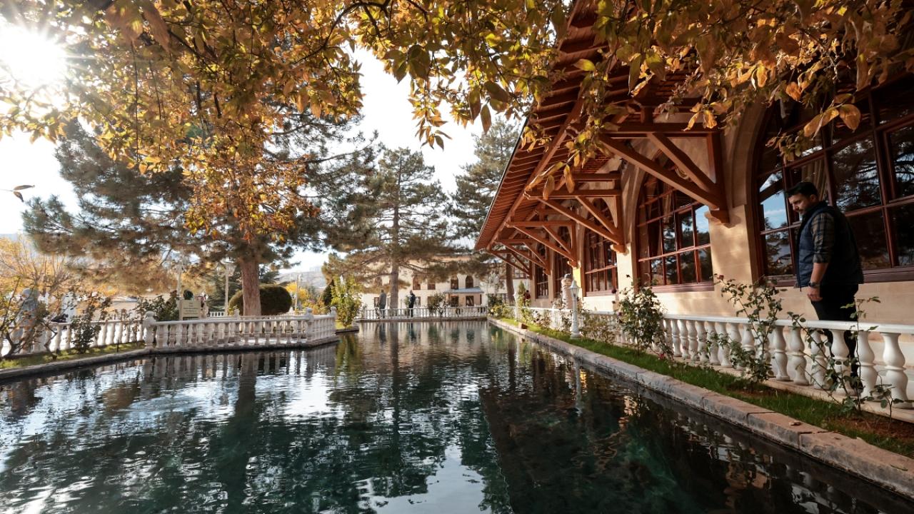 Somuncu Baba Külliyesi’nde sonbahar renkleri