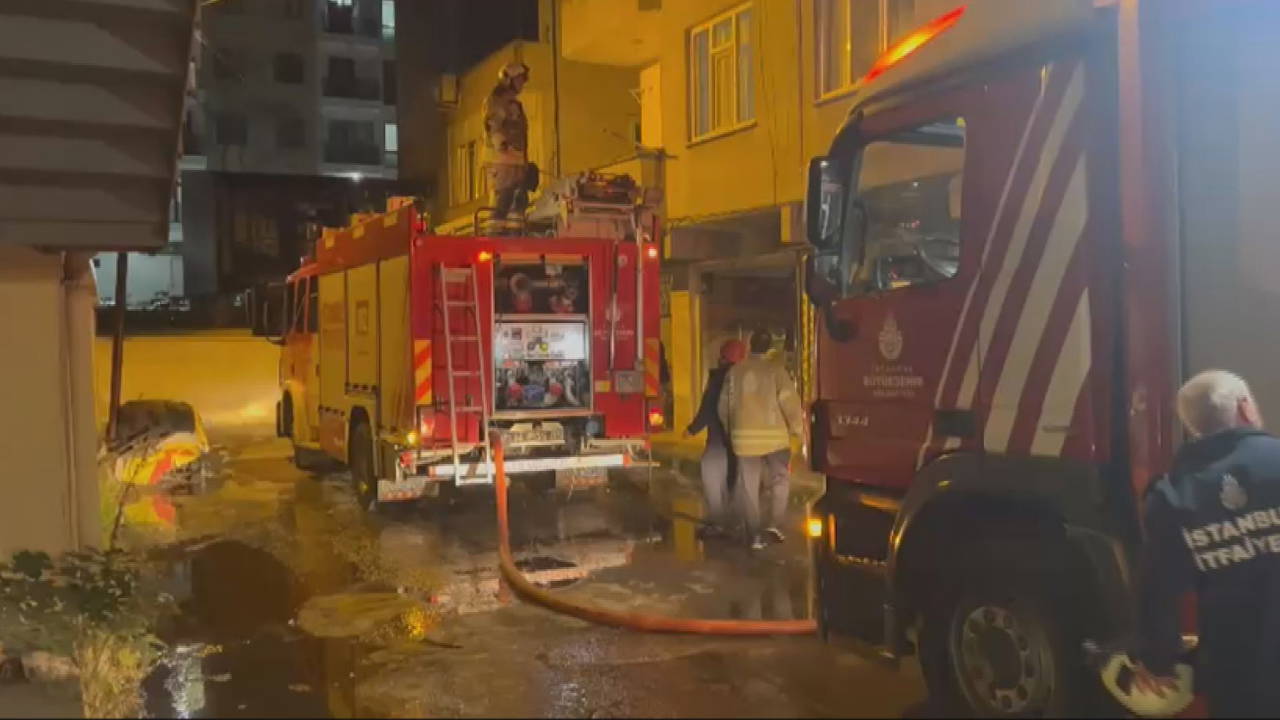 Sultanbeyli’de korkutan yangın: 2 katlı evin çatısı alev alev yandı!