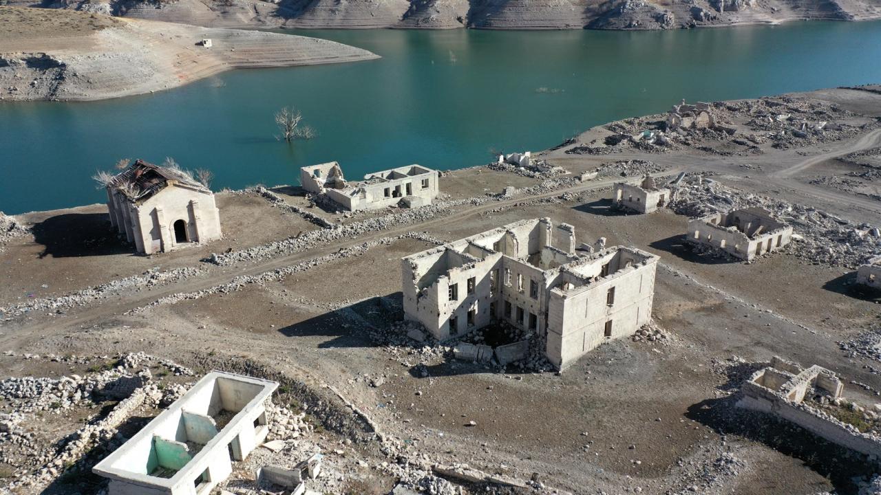 Tarihi yerleşim baraj sularının çekilmesiyle gün yüzüne çıktı