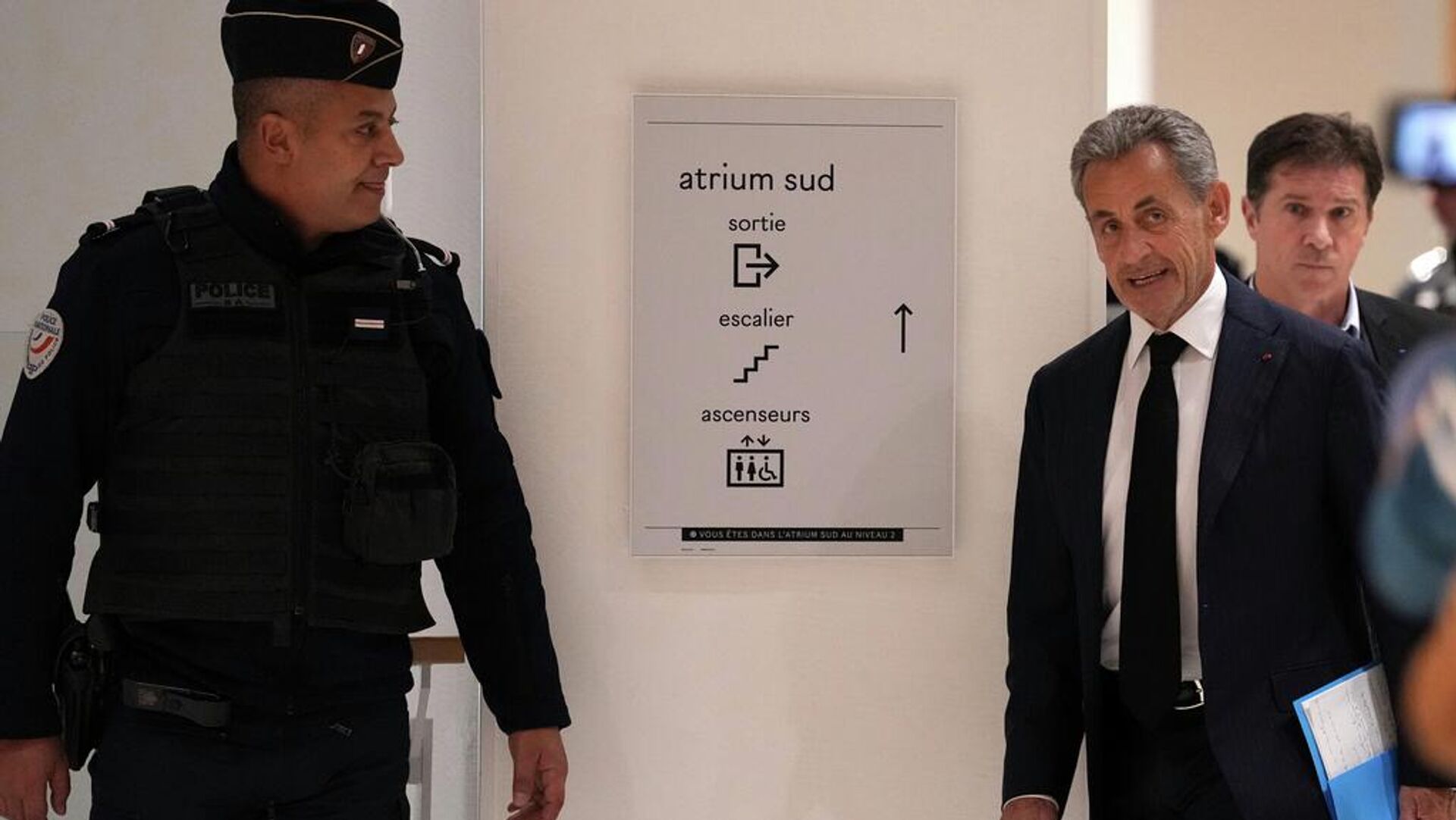 Üç hafta tutuklu kalmıştı: Sarkozy, hapishane anılarından kitap yazdı