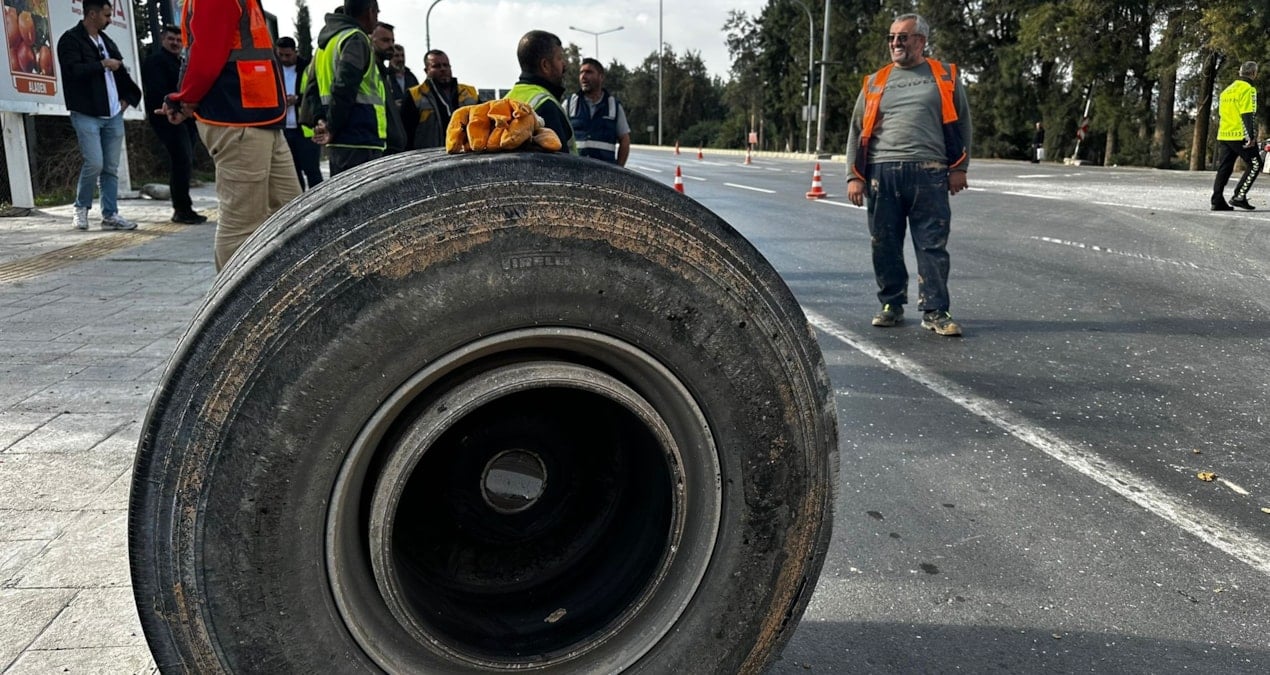60 ton yük taşıyan TIR’ın tekeri koptu: Yol trafiğe kapatıldı