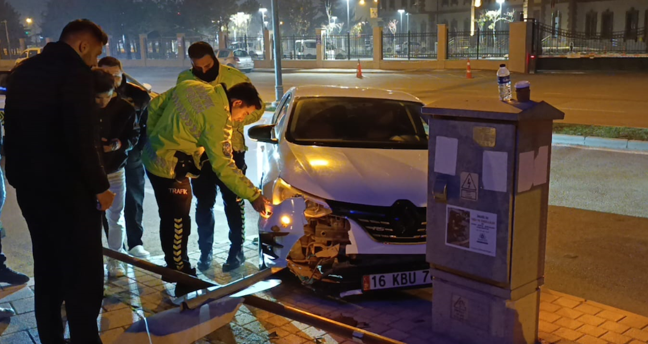 Bursa’da otomobil trafik levhasına çarptı: 1 yaralı