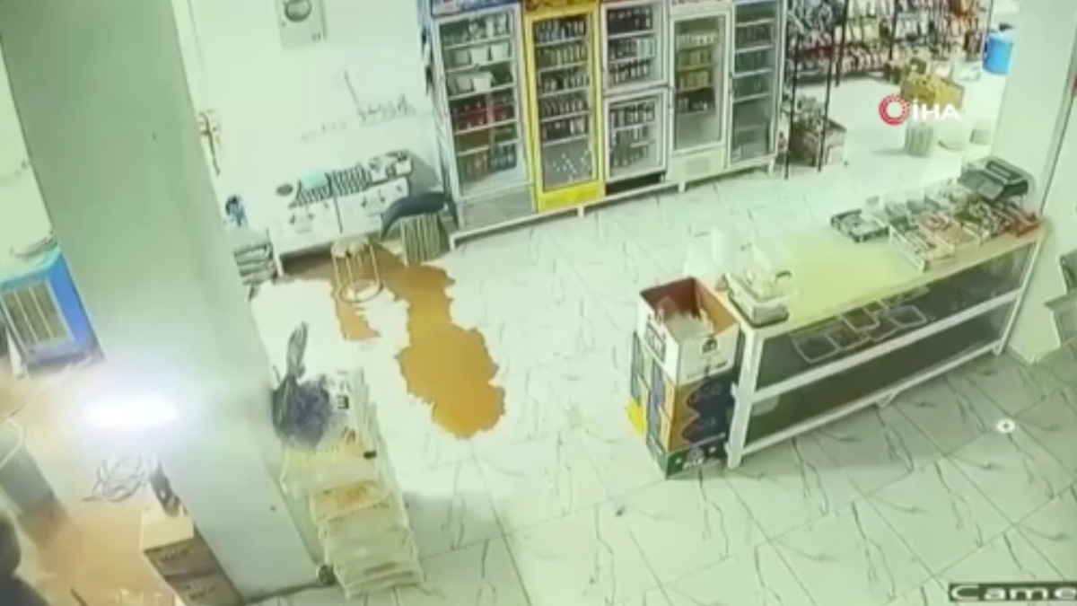 Irak’ta bir iş yerinin saniyeler içinde sular altında kaldığı anlar kamerada