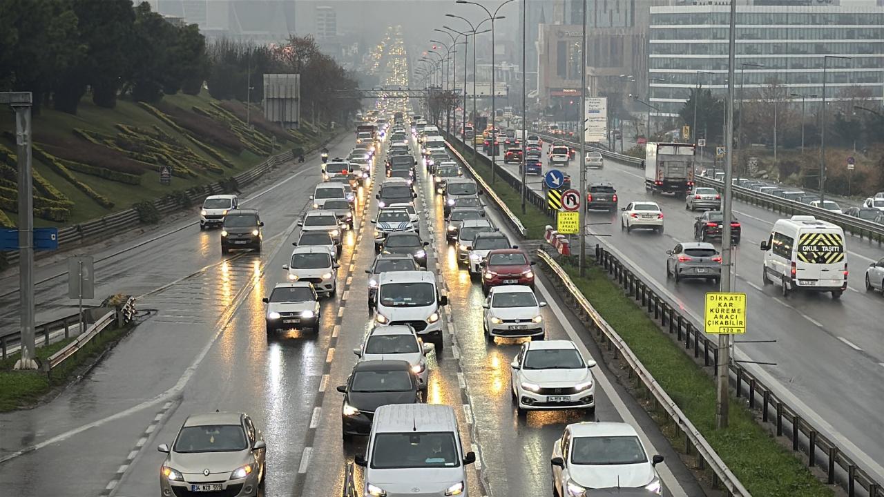 İstanbul’da haftanın ilk iş gününde trafik yoğunluğu yüzde 81’e çıktı