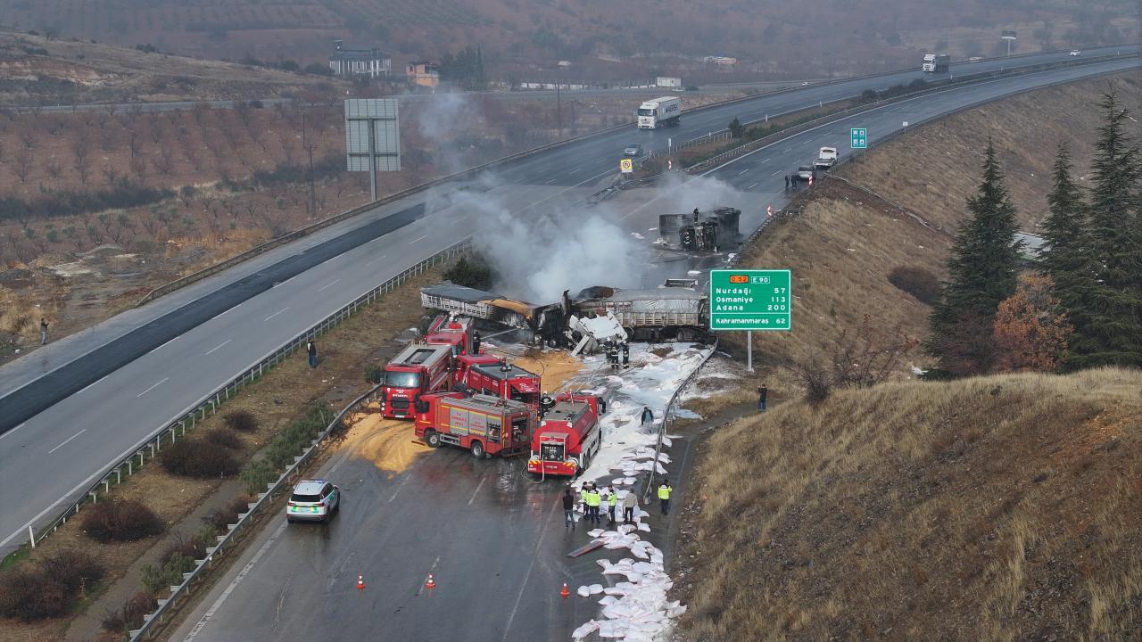 TAG Otoyolu’nda zincirleme kaza: Çarpışan 3 tırda yangın çıktı!