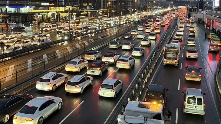 İstanbul'da trafik kilit! Haftanın son günü yüzde 90'a yaklaştı