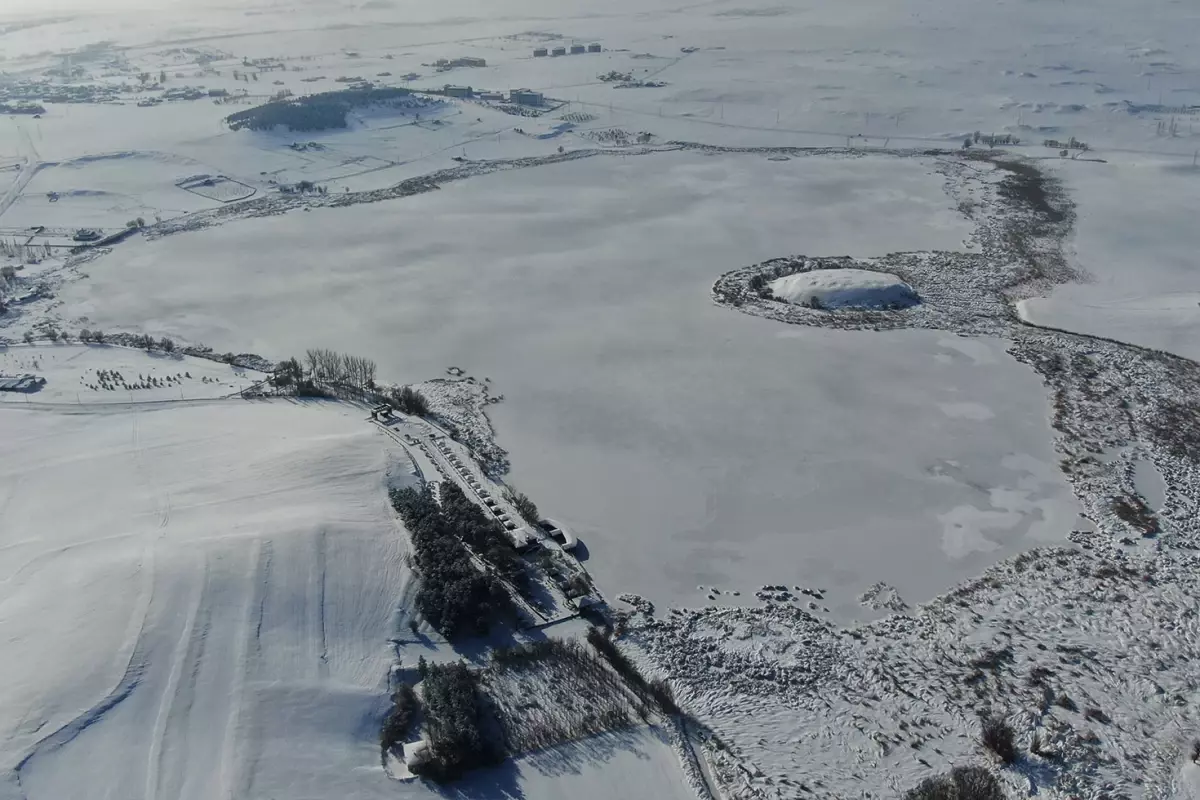Termometreler eksi 21’i gösterdi, Hafik Gölü tamamen dondu