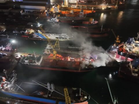 İstanbul’da 120 metrelik gemide yangın