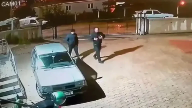 adanada-cinayet-isten-cikarilmasindan-sorumlu-tuttugu-formeni-oldurdu-4P9QpukW