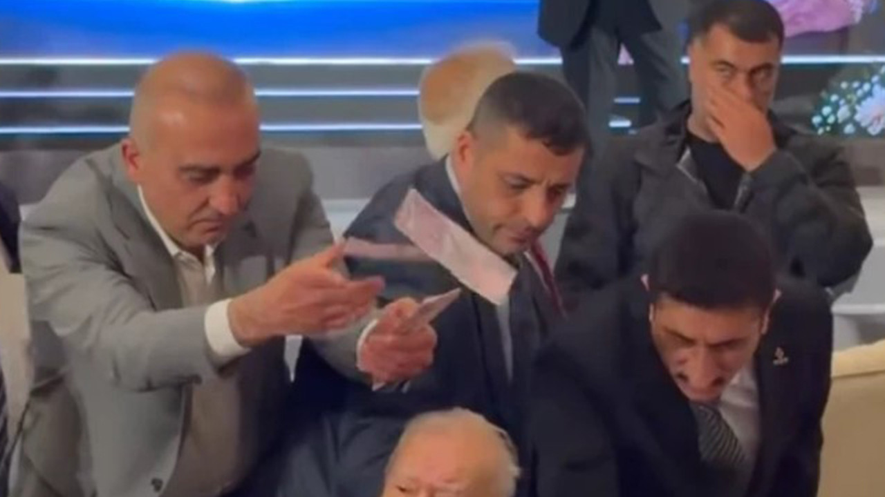 Berber Yaşar’ın Kitap Tanıtımında Para Yağmuru