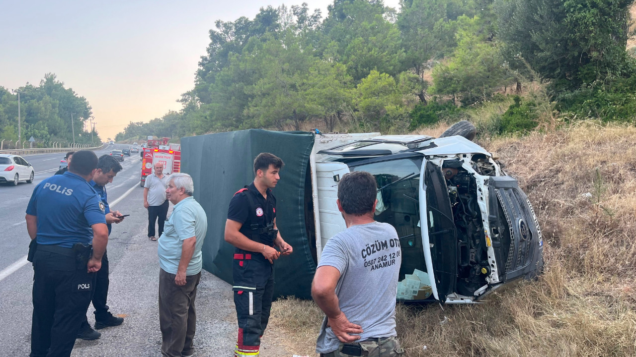 Kontrolden çıkan kamyonet karşı şeritte devrildi: Sürücü yaralandı Kontrolden cikan kamyonet karsi seritte devrildi surucu yaralandi CIi6WwaN