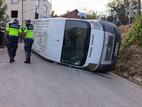Tarim iscilerini tasiyan minibus devrildi 7 yarali CDwbr8jn